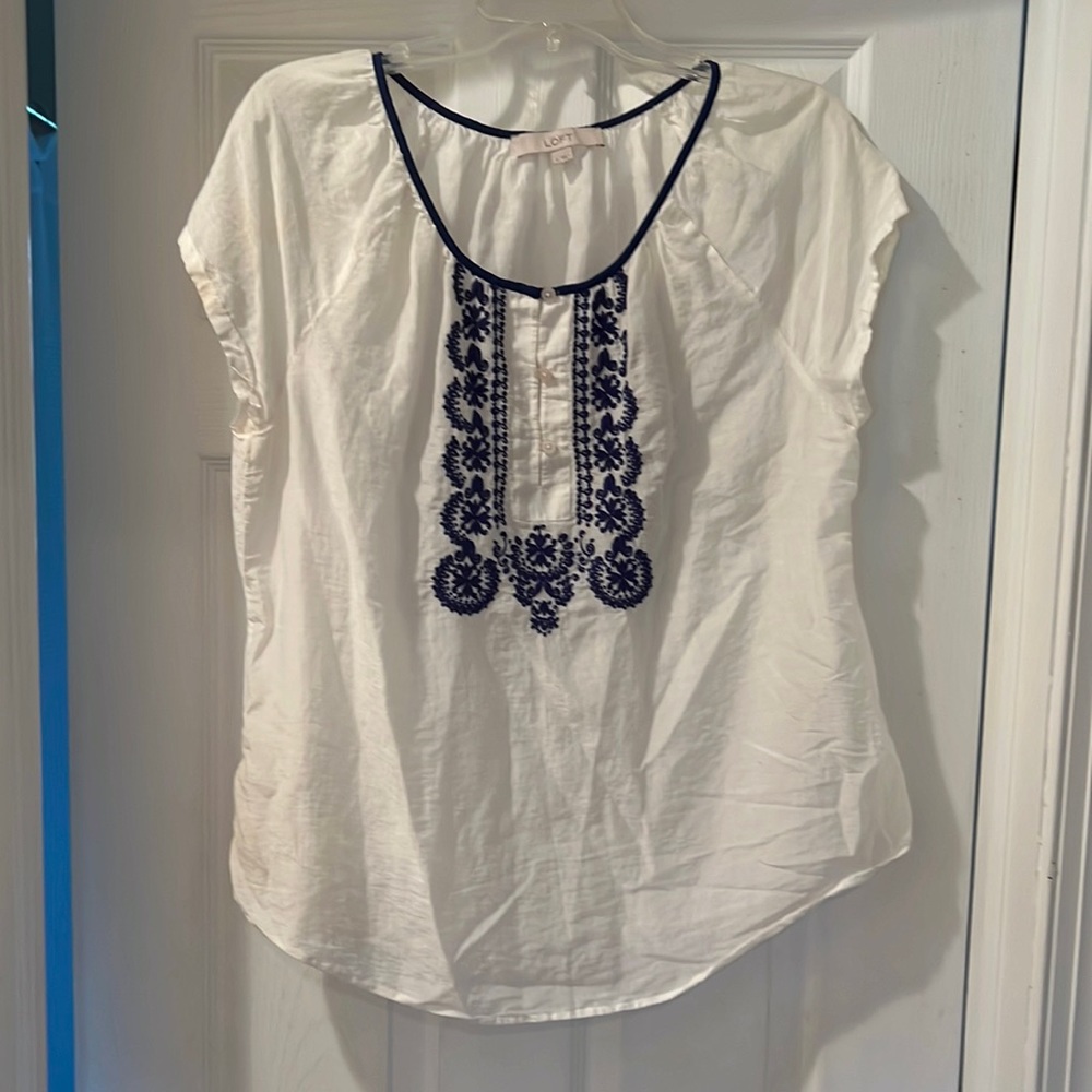 LOFT cotton/silk s/s blouse. Lightweight and somewhat sheer. Size L